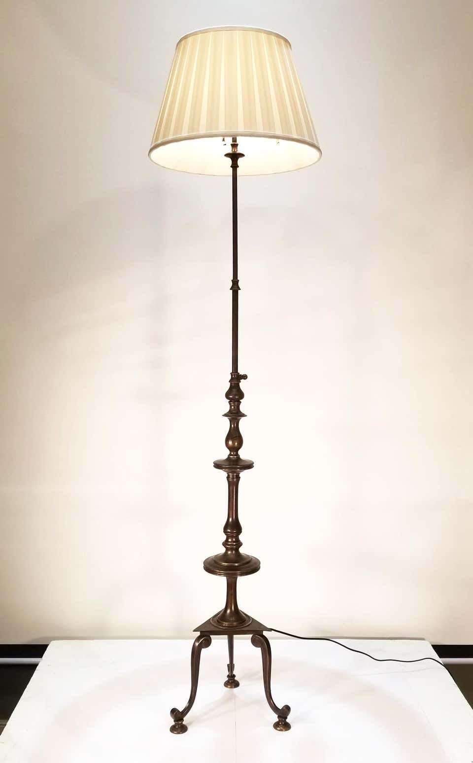 Telescoping clearance floor lamp